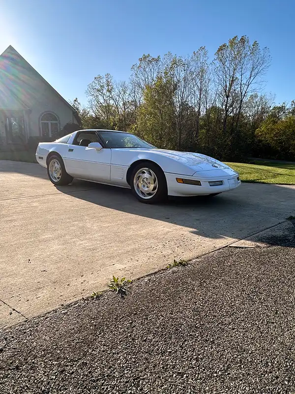 1996 Chevy Corvette 77,000 miles super clean runs and drives great new tires cold AC glass roof.